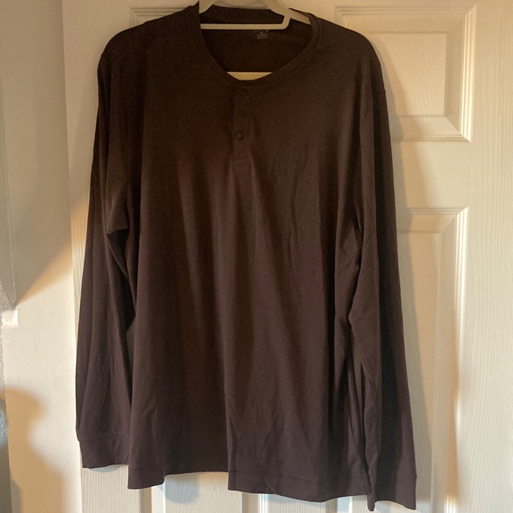 Old Navy Active 4-way stretch Henley with snaps.  Size XL